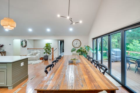 Hot Tub & Theater Room: Getaway in Falling Waters House in Shenandoah Valley