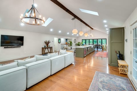 Hot Tub & Theater Room: Getaway in Falling Waters House in Shenandoah Valley