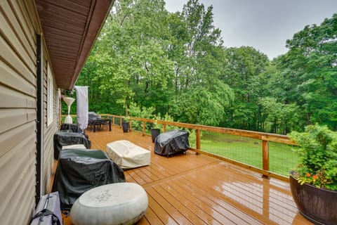 Hot Tub & Theater Room: Getaway in Falling Waters House in Shenandoah Valley