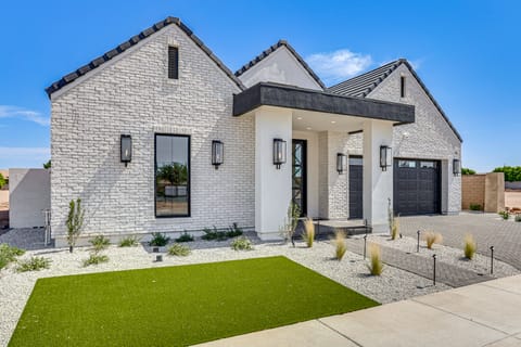 Near Golf - Gem w/ Funished Patio in Chandler! House in Gilbert