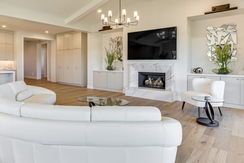 Near Golf - Gem w/ Funished Patio in Chandler! House in Gilbert