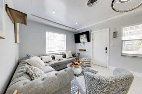 Patio & Heated Swim Spa Access: Home in Hollywood House in Hollywood