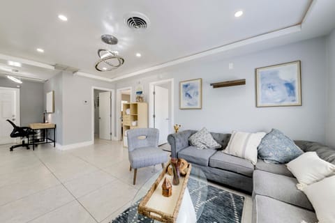 Patio & Heated Swim Spa Access: Home in Hollywood House in Hollywood