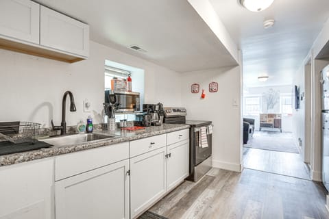 Dog-Friendly Apt w/ Yard: 10 Mi to Downtown Apartment in Chicago