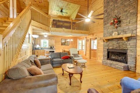 Pet-Friendly Resort Cabin 5 Mi to Dtwn Ellijay! House in Georgia