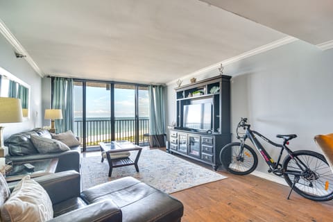 Walk to Beach & Eats: Condo w/ Pool in Clearwater! Apartment in Sand Key