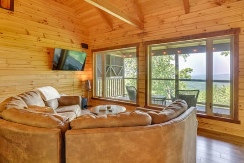 'Pine Knob' Cabin w/ Snowy Bluff Views in Mindoro! House in Wisconsin