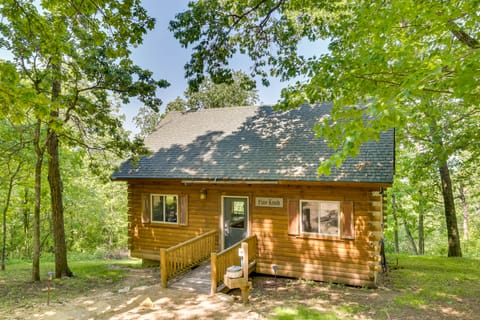 'Pine Knob' Cabin w/ Snowy Bluff Views in Mindoro! House in Wisconsin