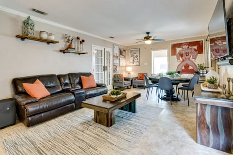 Hot Tub + Outdoor Kitchen: Stylish Home in Bryan House in Bryan