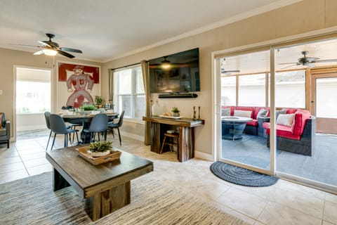 Hot Tub + Outdoor Kitchen: Stylish Home in Bryan House in Bryan