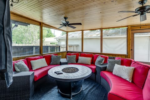 Hot Tub + Outdoor Kitchen: Stylish Home in Bryan House in Bryan