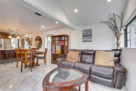 3 Mi to Beach: Hollywood Treehouse w/ Deck & Yard! House in Hollywood