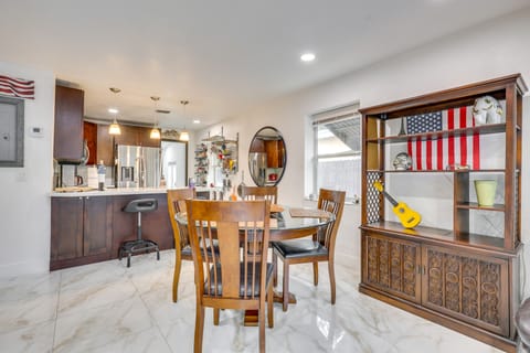 3 Mi to Beach: Hollywood Treehouse w/ Deck & Yard! House in Hollywood