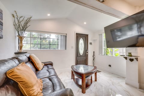 3 Mi to Beach: Hollywood Treehouse w/ Deck & Yard! House in Hollywood