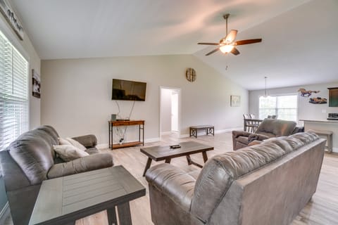 Wraparound Porch: Home Near Dtwn Crossville! House in Crossville