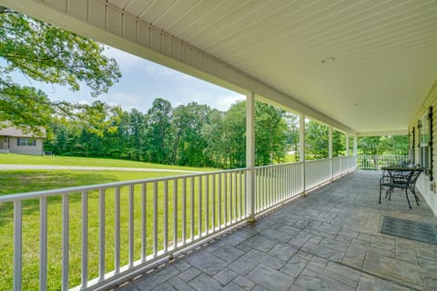 Wraparound Porch: Home Near Dtwn Crossville! House in Crossville