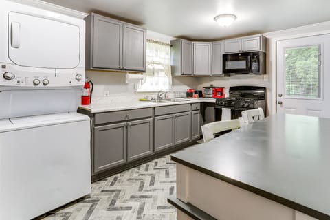 14 Mi to Downtown Baton Rouge: Plaquemine Retreat House in Mississippi