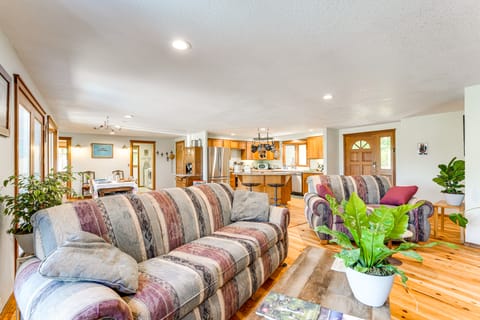 Oregon Farmhouse Hideaway on 53 Acres House in McKenzie River