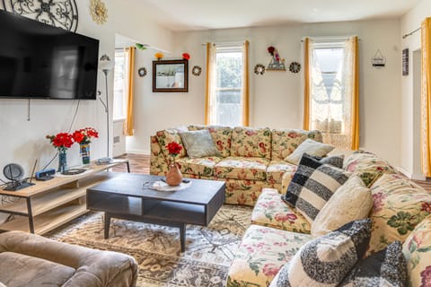 2 Mi to Dtwn Milwaukee: Family Home w/ Yard House in Milwaukee