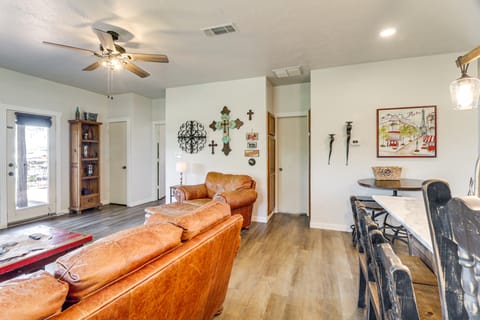 1 Mi to Lake: Pet-Friendly Cabin in Strawn House in Possum Kingdom Lake