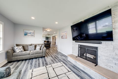 Riverfront Retreat w/ Dock & Kayaks in McHenry House in Illinois