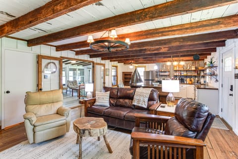 Lake Wateree Retreat: Dock & Screened Porch! Cottage in Lake Wateree