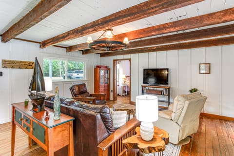 Lake Wateree Retreat: Dock & Screened Porch! Cottage in Lake Wateree