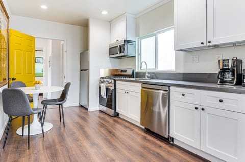 1 Mi to Dtwn LA: Artist's Retreat w/ Zen Garden Apartment in Echo Park