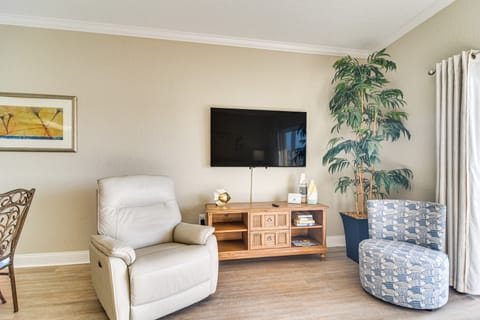 Treasure Island Condo w/ Bay-View Balcony! Apartment in Treasure Island