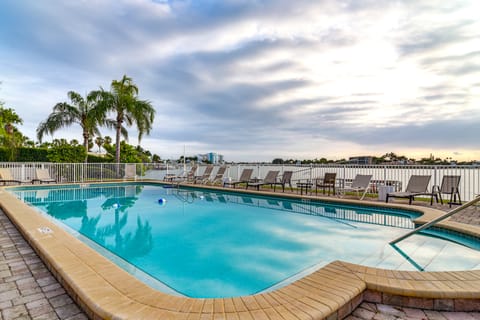 Treasure Island Condo w/ Bay-View Balcony! Apartment in Treasure Island