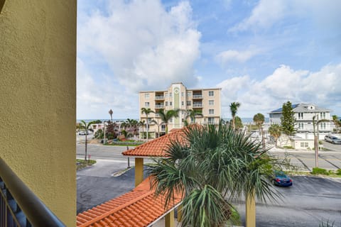 Treasure Island Condo: Gulf-View Balcony Apartment in Treasure Island