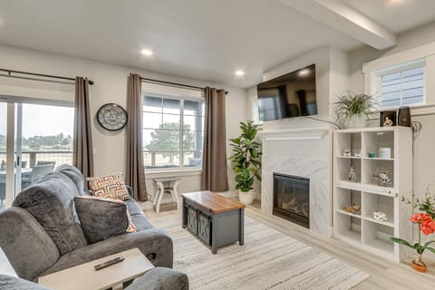 Columbia River Views: Spacious Hammond Getaway! Apartment in Hammond