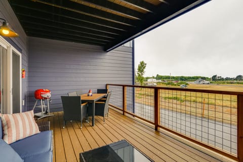 Columbia River Views: Spacious Hammond Getaway! Apartment in Hammond