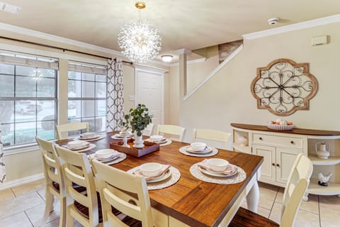 Near AT&T Stadium & Six Flags: Texas Family Home! House in Arlington