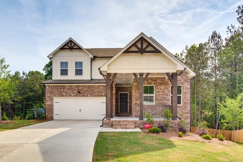 11 Mi to Dtwn: Luxe Atlanta Retreat w/ Deck & Yard House in East Point