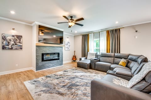 11 Mi to Dtwn: Luxe Atlanta Retreat w/ Deck & Yard House in East Point