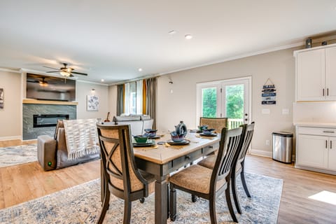 11 Mi to Dtwn: Luxe Atlanta Retreat w/ Deck & Yard House in East Point