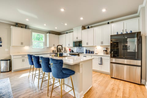 11 Mi to Dtwn: Luxe Atlanta Retreat w/ Deck & Yard House in East Point