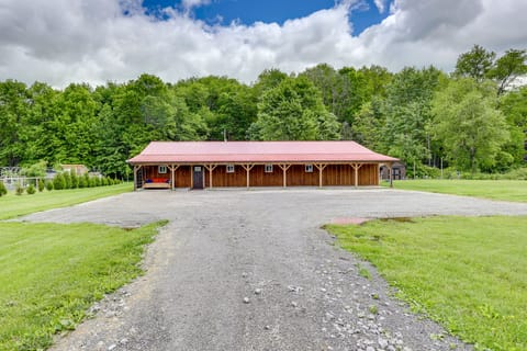 6 Mi to Main Street: Dog-Friendly Home in Dover! House in Ohio