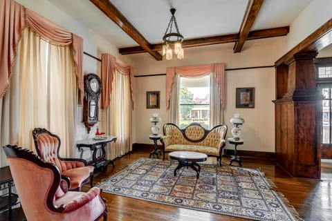 Walk to Lawrenceburg Square: Home for Large Groups House in Tennessee