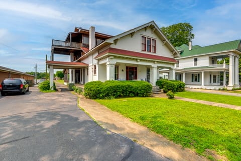 Walk to Lawrenceburg Square: Home for Large Groups House in Tennessee