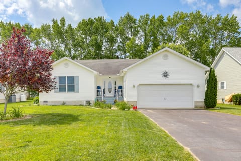 2 Mi to Bethany Beach: Home w/ Furnished Deck House in Bethany Beach