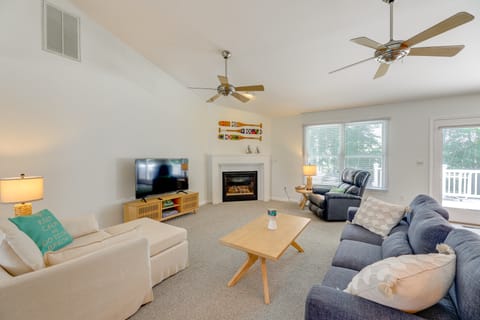 2 Mi to Bethany Beach: Home w/ Furnished Deck House in Bethany Beach