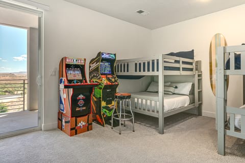 7 Mi to Snow Canyon: Townhome w/ Arcade Games! Apartment in St George