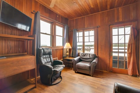 Les Cheneazu Island Hideaway 5 w/ Community Perks! House in Michigan