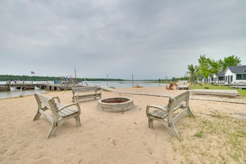 Beach & Dock Access! Cabin 6 in Cedarville Resort House in Michigan