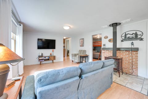 16 Mi to Clear Lake State Park: Secluded Cabin House in Michigan