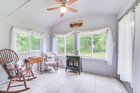 16 Mi to Clear Lake State Park: Secluded Cabin House in Michigan