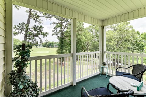 Pool Access & Golf View: Myrtle Beach Retreat! Apartment in Carolina Forest