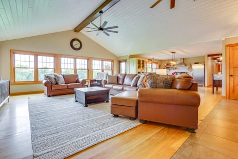 Hot Tub & Trail Access: Spacious Stockholm Retreat House in Lake Pepin